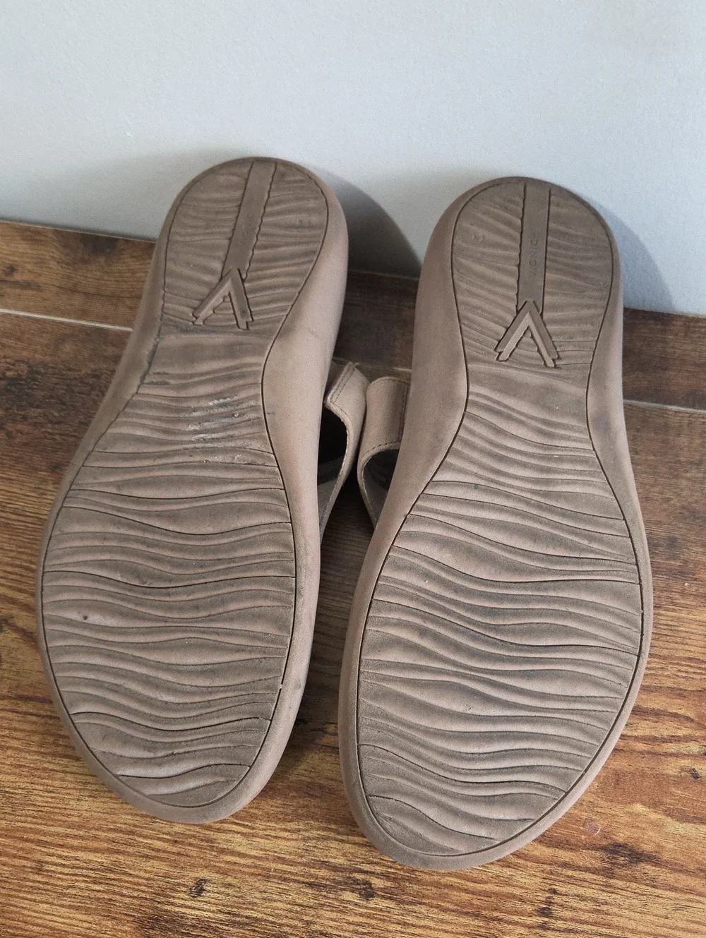 Vionic color tan